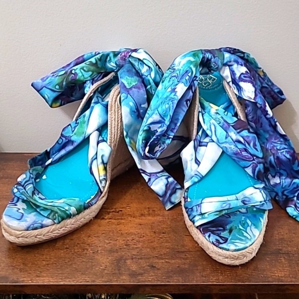 BCBGeneration RUBY Blue & Green Sandals with Ribbon Ankle Ties Size 9.5